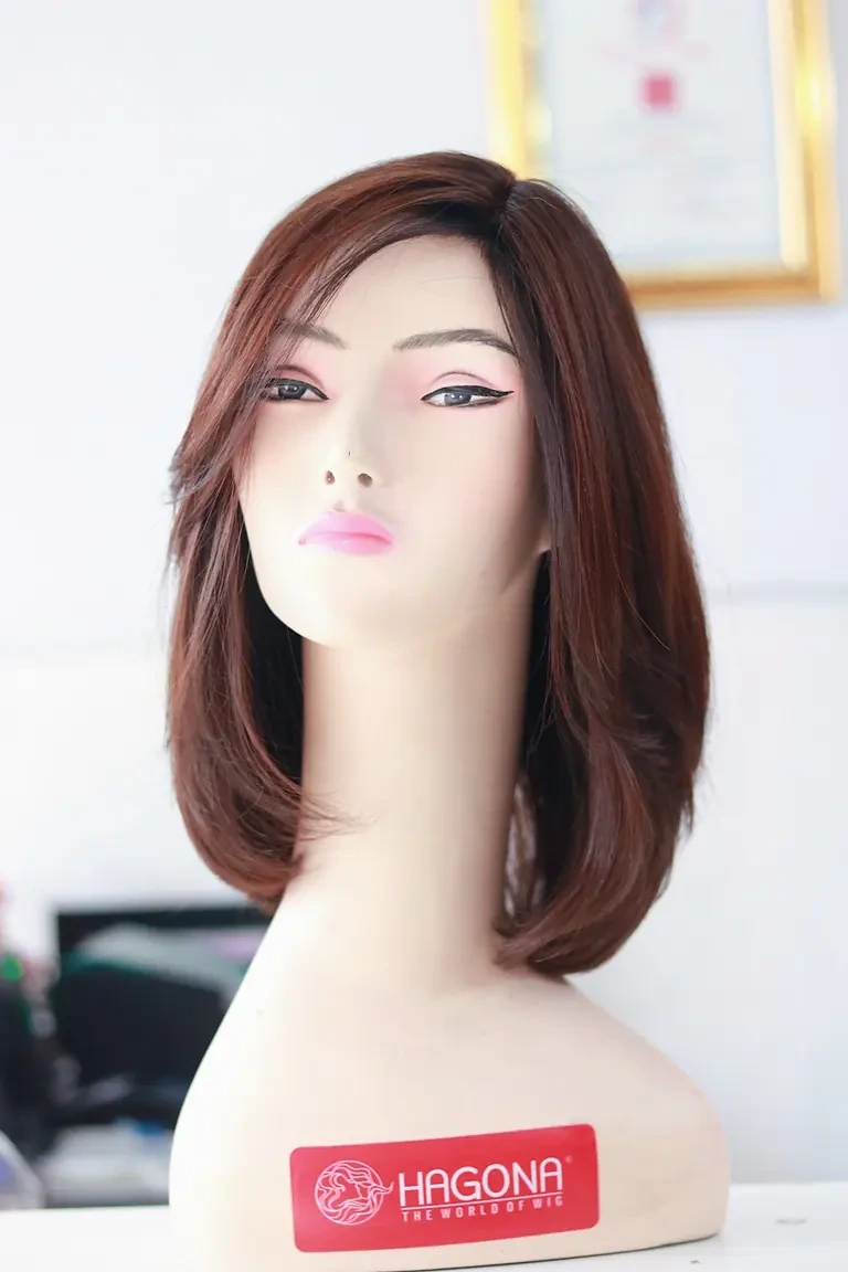 Mẫu tóc giả nữ nguyên đầu HAGONA 3S25 màu nâu, mái chải lệch trên đầu mannequin