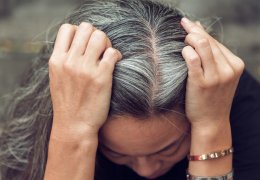 Nguyên nhân gây ra tóc bạc sớm ở nữ giới