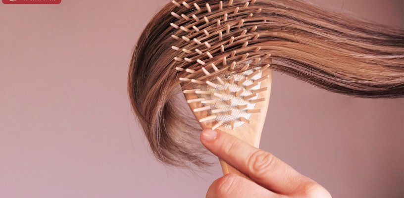 Câu hỏi 7: Chải tóc giả bằng tóc thật tự nhiên như thế nào là đúng cách?