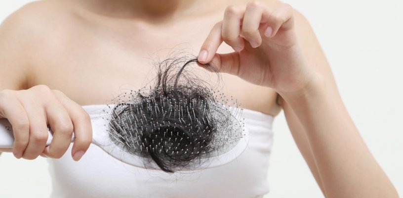 Tại sao tóc rụng nhiều khi tắm? Mẹo ngăn ngừa tóc rụng khi tắm