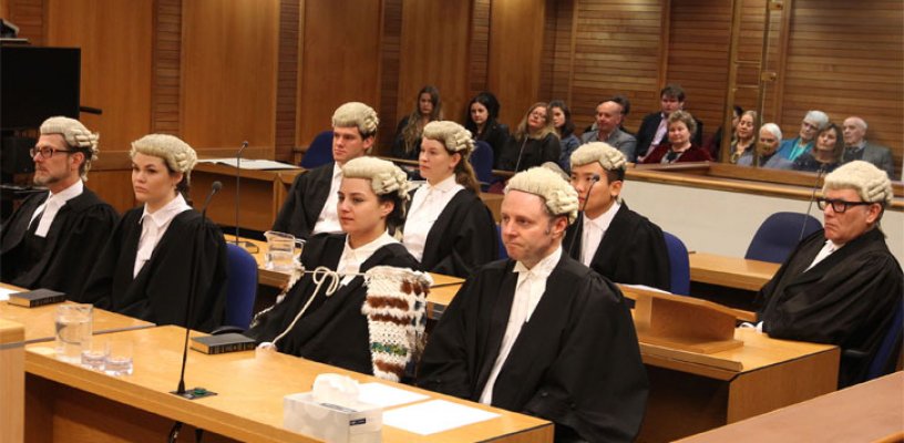 Vì sao các thẩm phán và luật sư lại đội tóc giả?