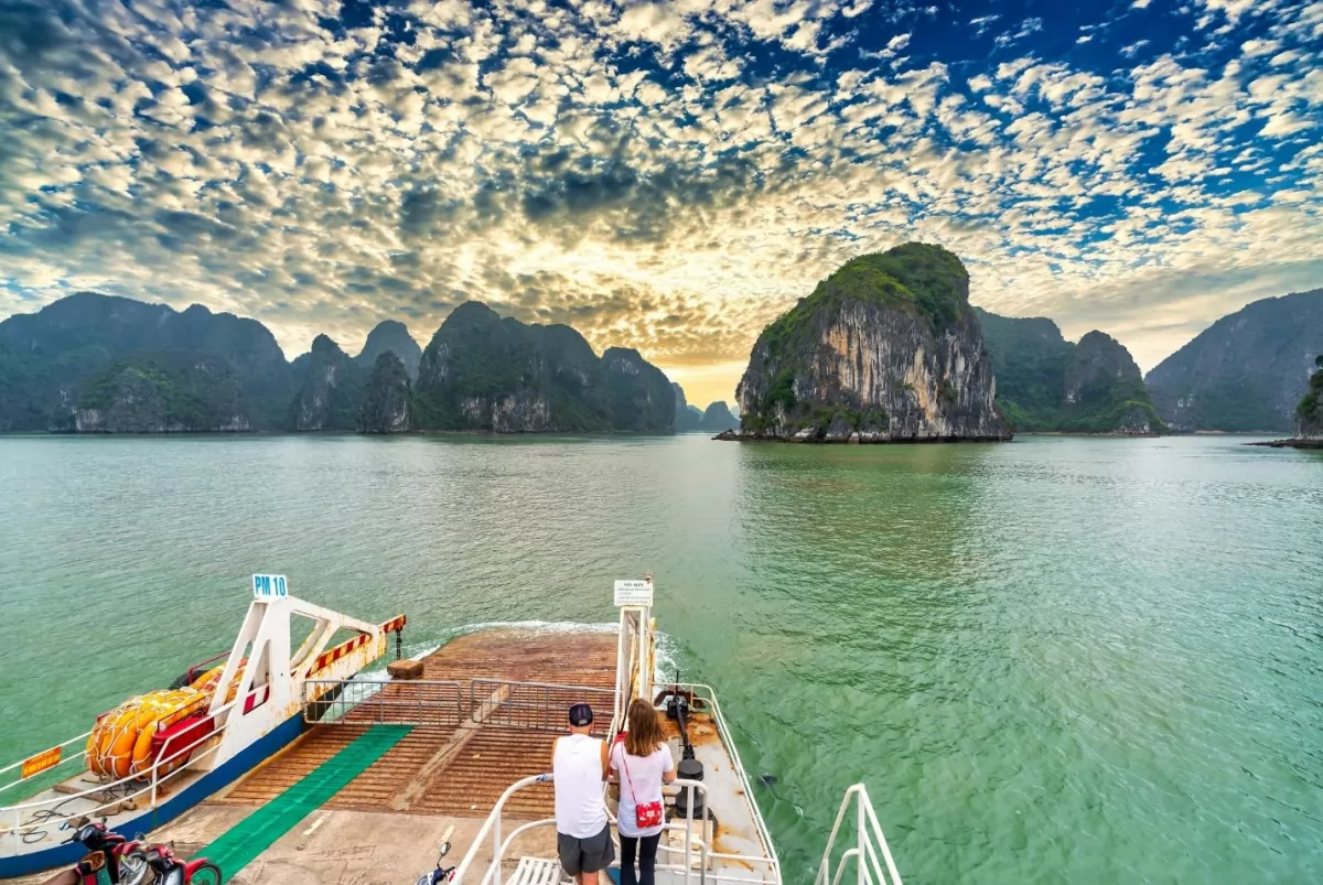 Khung cảnh Cát Bà trong mùa du lịch