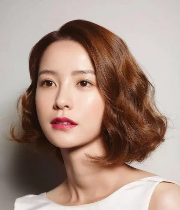 kiểu tóc ngắn ngôi lệch