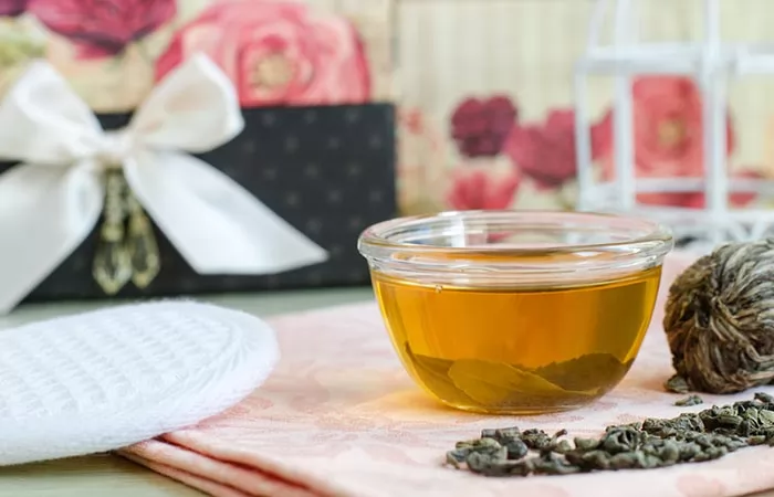 Cách gội đầu bằng nước trà: Lợi ích, cách dùng và tác dụng phụ