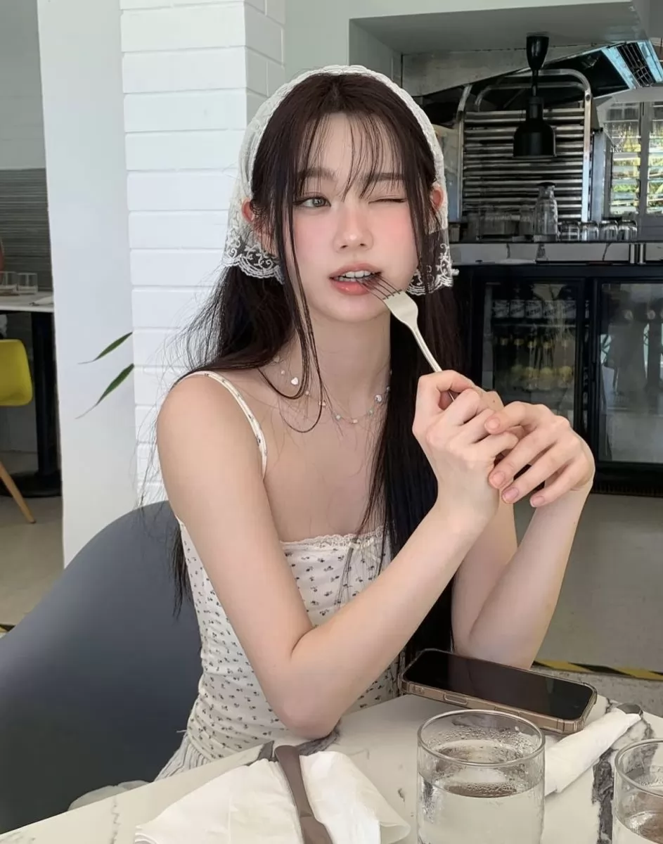 Tóc dài mái thưa cho mặt nhỏ