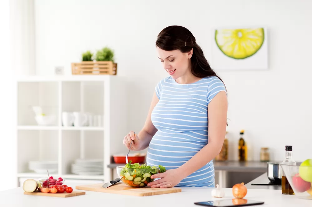 Tóc rụng sau sinh có vĩnh viễn không? Mẹo giảm rụng tóc sau sinh