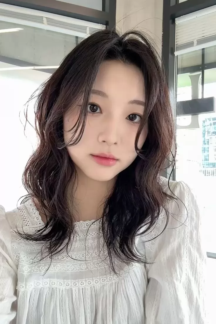 Tóc uốn ngang vai đuôi nhọn