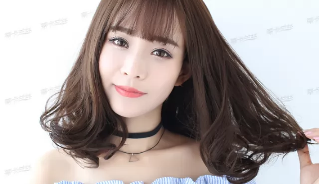 Hướng dẫn cách chải tóc giả xoăn không đứt tóc 