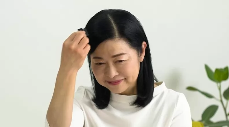 Người sử dụng sản phẩm che vùng tóc thưa