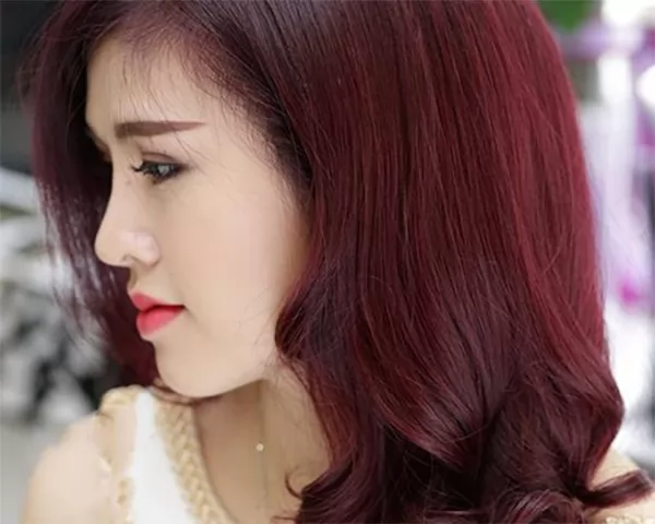 Kiểu tóc giả màu nâu hạt ánh đỏ