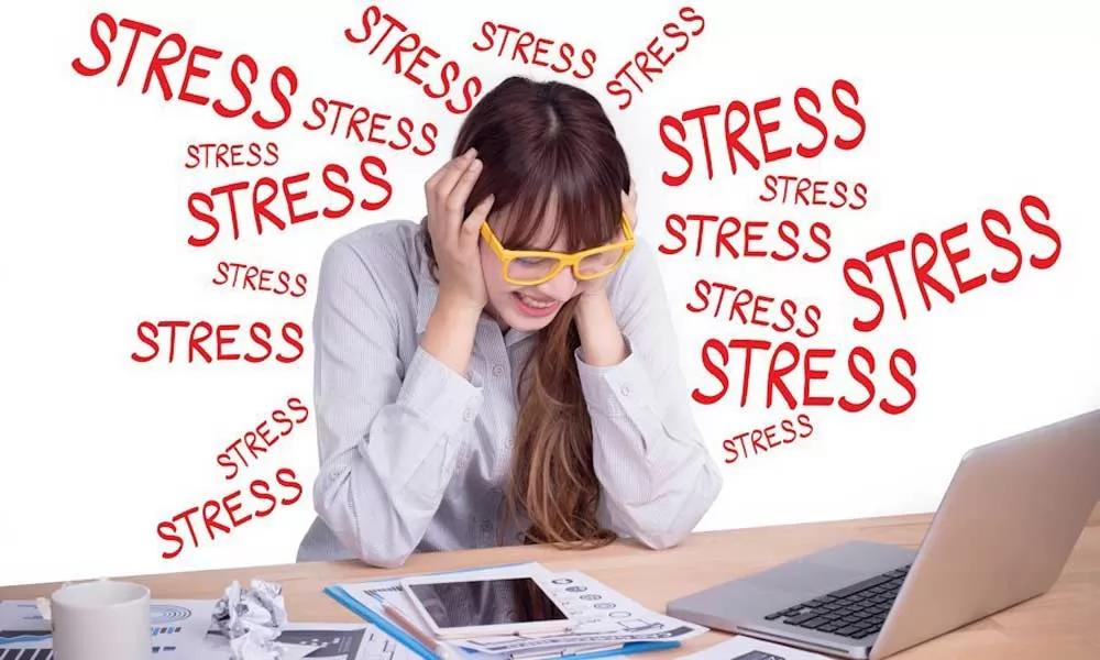 Mối quan hệ giữa tóc gãy rụng và căng thẳng là gì?