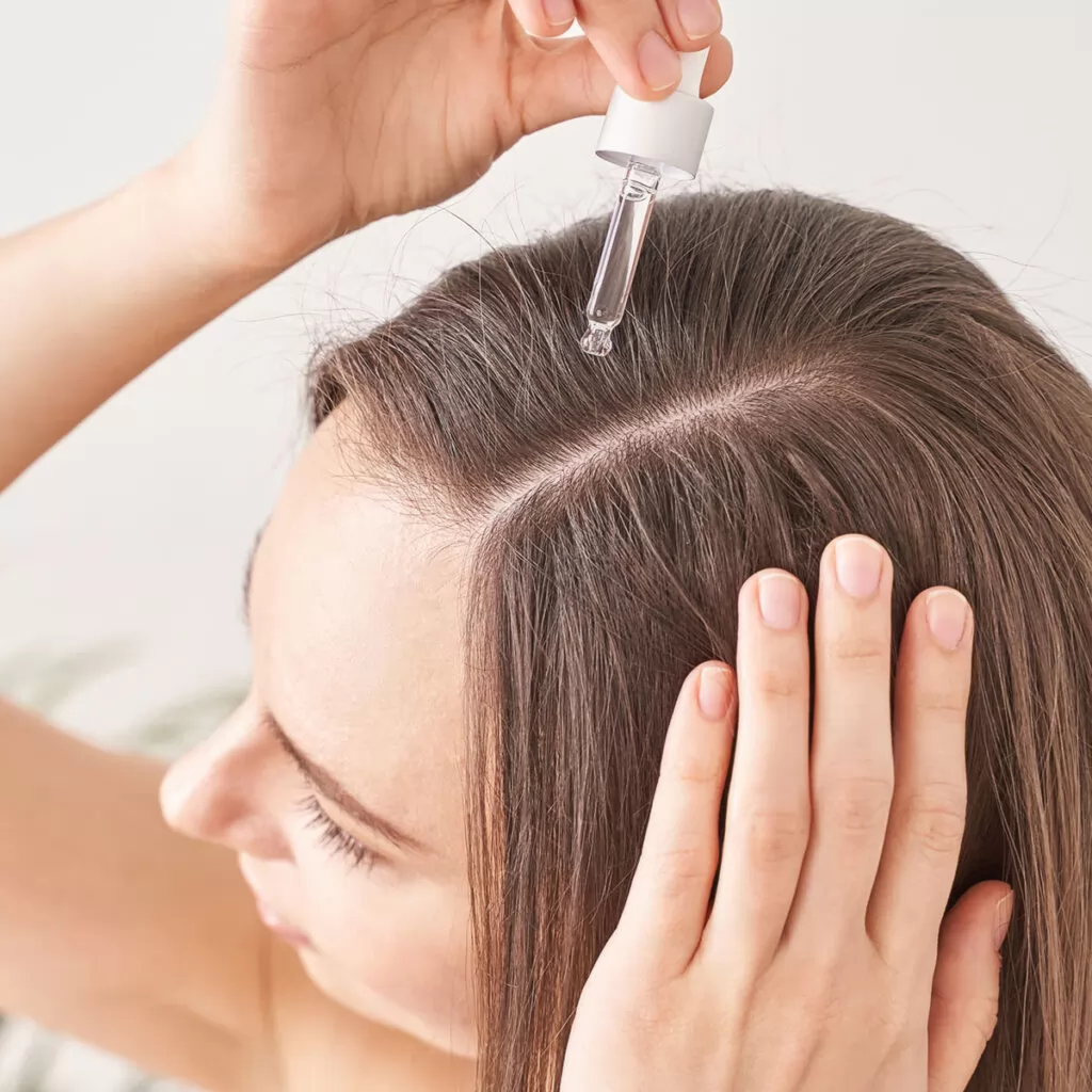 Serum cho tóc: Lợi ích, Cách sử dụng và Tác dụng phụ