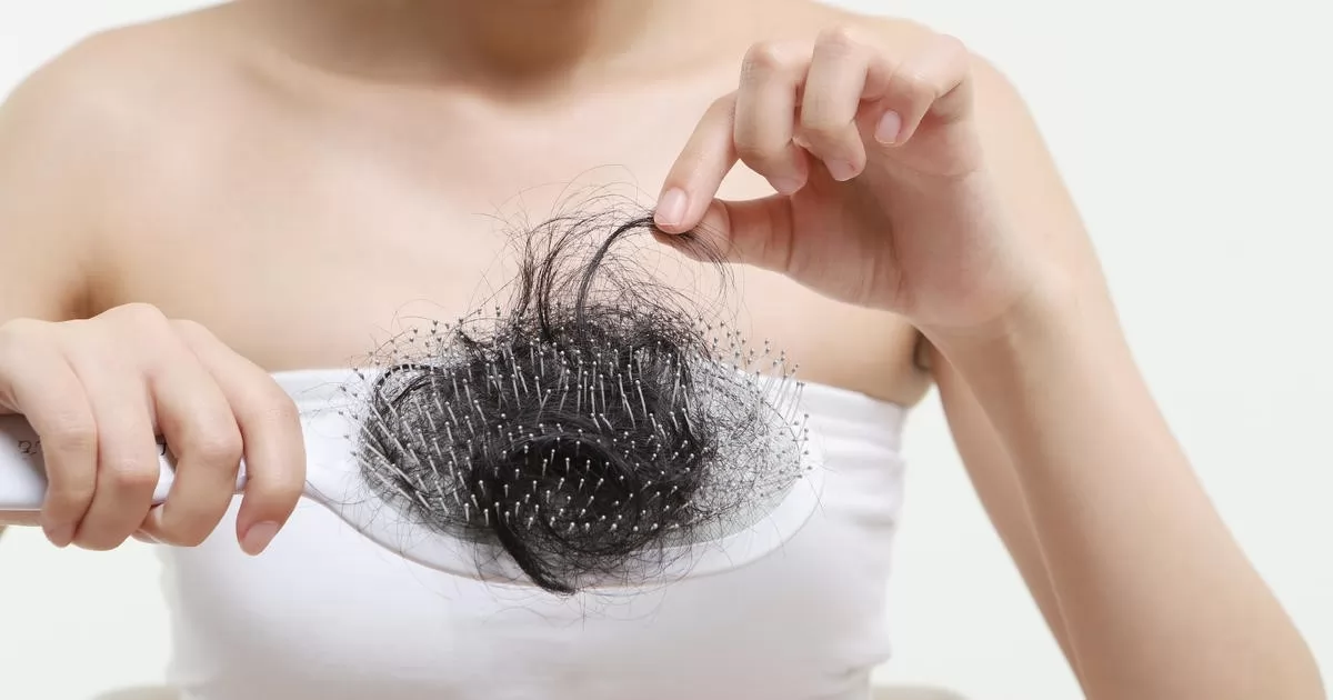 Tại sao tóc rụng nhiều khi tắm? Mẹo ngăn ngừa tóc rụng khi tắm