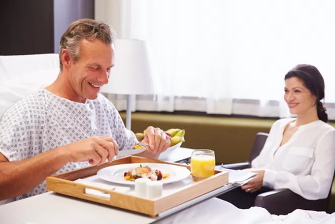 Rụng tóc sau phẫu thuật - Nguyên nhân và Mẹo ngăn ngừa