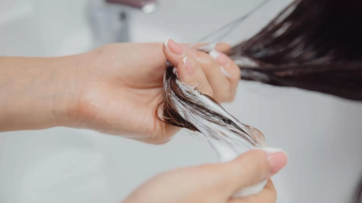 Bạn có đang dùng dầu dưỡng tóc quá mức không?