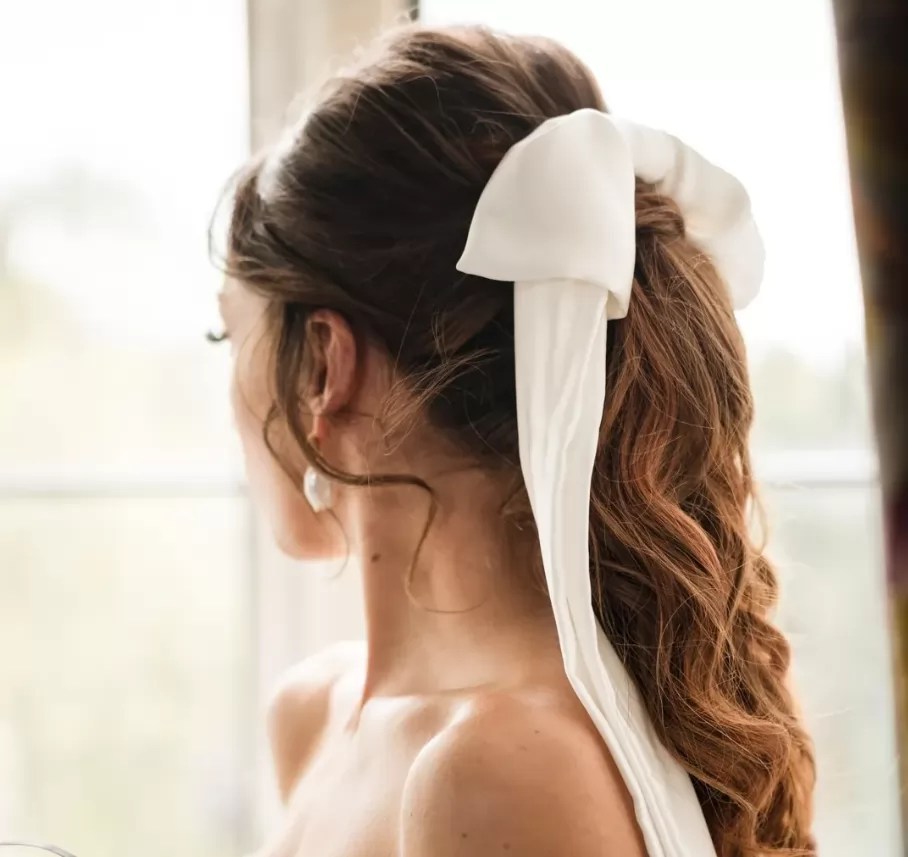 Tóc đuôi ngựa với nơ trắng