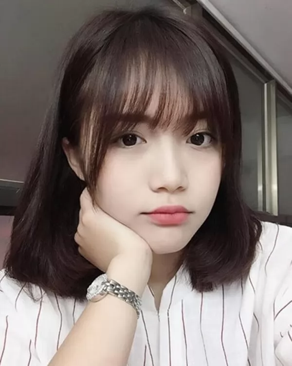 tóc ngang vai mái thưa