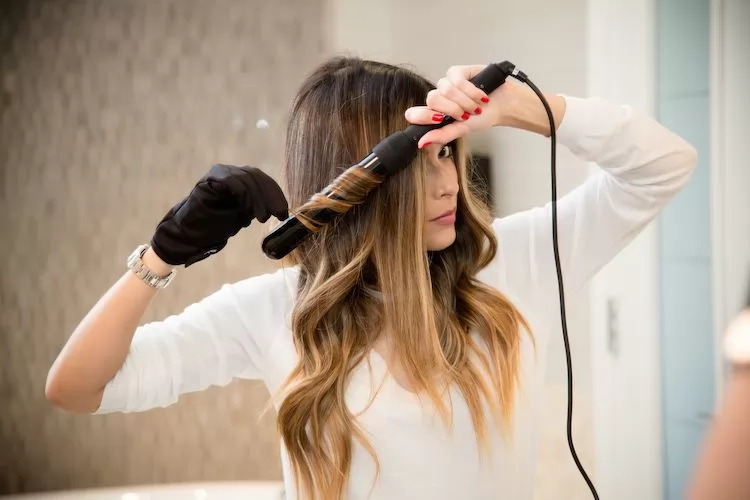 Hướng dẫn chăm sóc tóc sau khi uốn xoăn giữ nếp đẹp và bồng bềnh