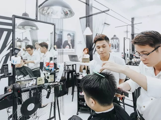 Top 10+ tiệm cắt tóc nam đẹp nhất TP. HCM