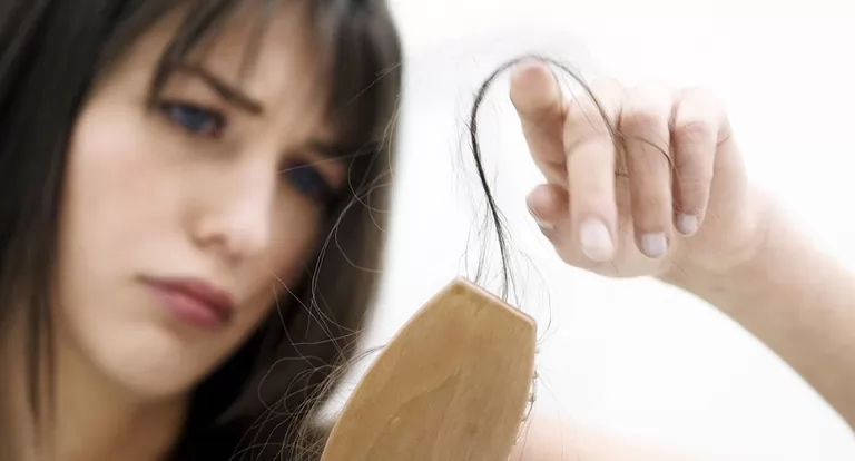 Tóc rụng sau sinh có mọc lại không? Nguyên nhân và cách khắc phục