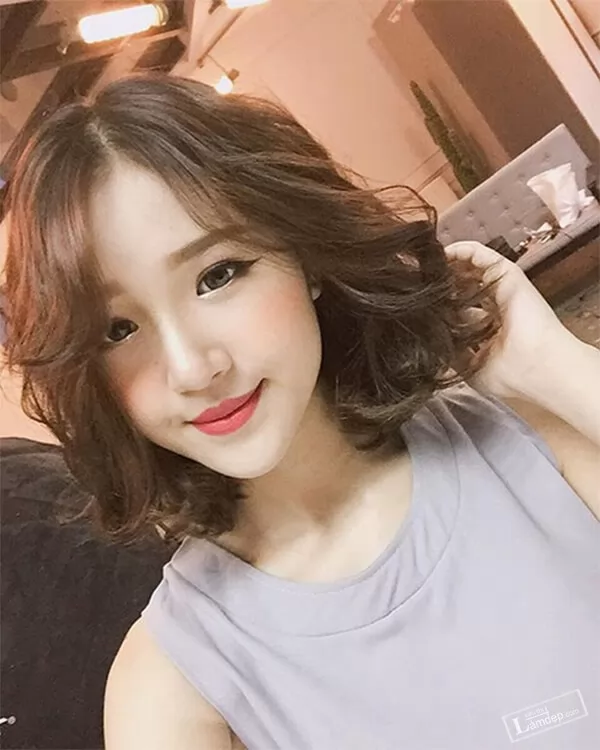 kiểu tóc bob xoăn ngang vai cho khuôn mặt nhỏ gầy