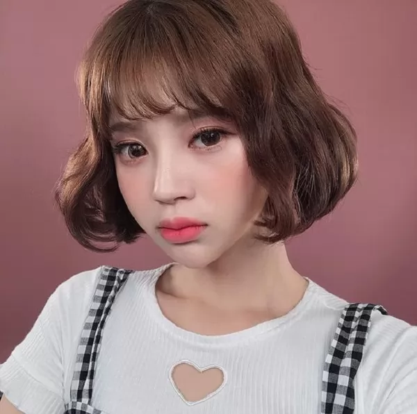 Tóc ngắn gợn sóng cho mặt tròn