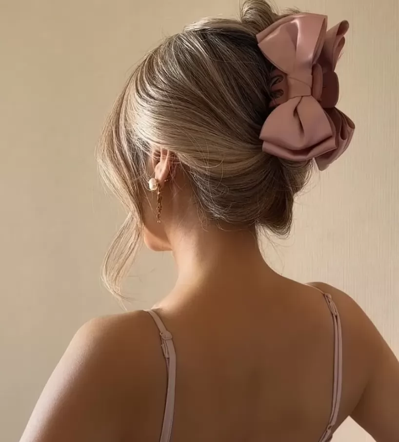 French twist với kẹp tóc nơ lớn
