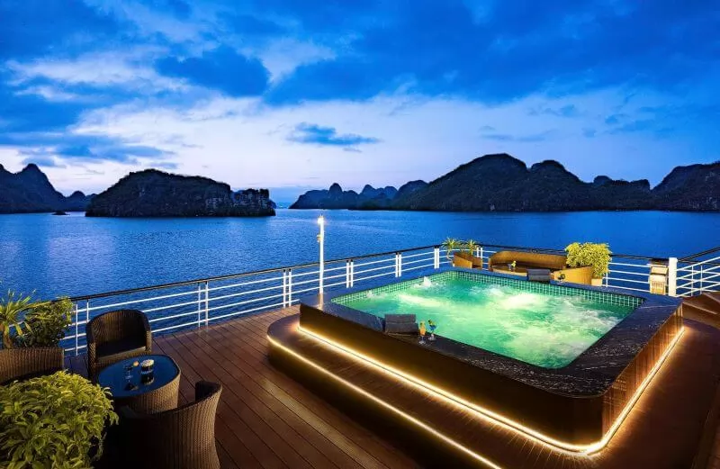 Du thuyền trên vịnh Cát Bà