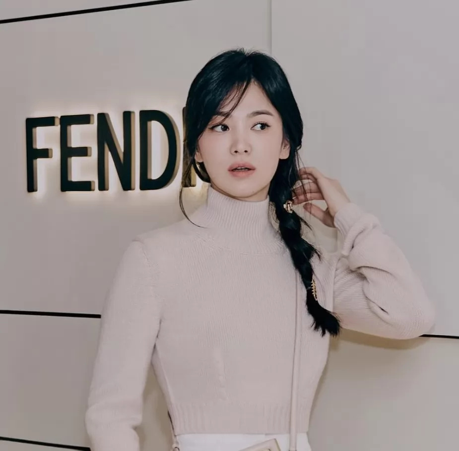 Khám phá 4 cách buộc tóc sang trọng dành cho phụ nữ trên 40 từ Song Hye Kyo