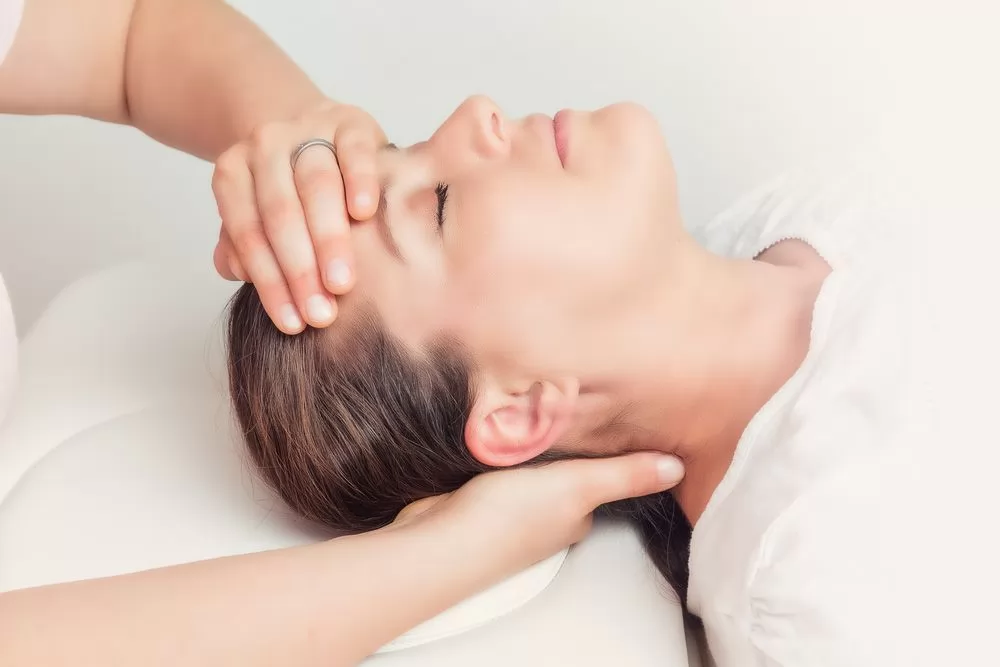 Cách Trị Rụng Tóc Tự Nhiên Bằng Bấm Huyệt