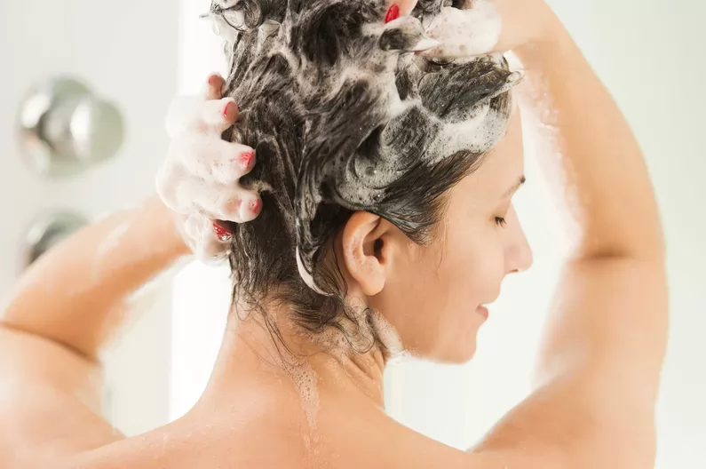 Khám phá bí quyết chăm sóc tóc mùa hè luôn khỏe đẹp mượt mà