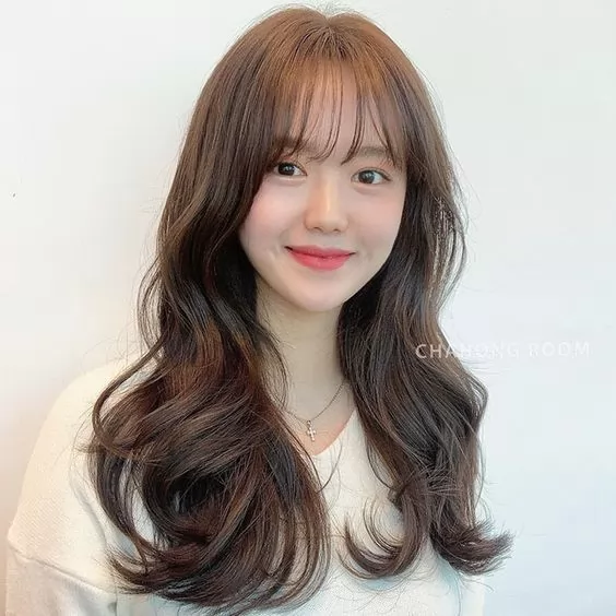 Tóc ngang vai xoăn nhẹ đuôi