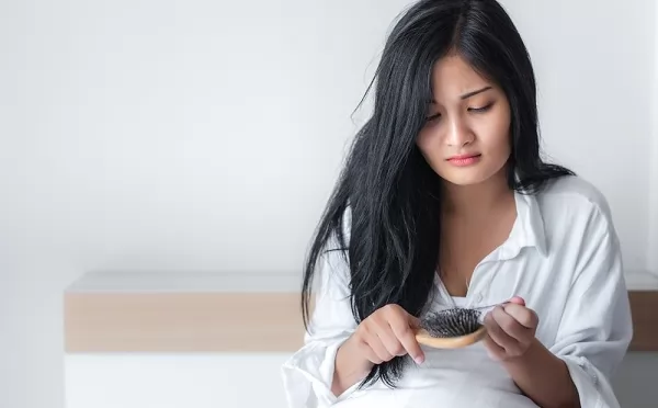 rụng tóc đỉnh đầu do căng thẳng