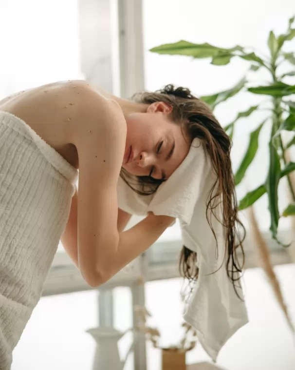 Thấm tóc bằng khăn mềm sau khi gội