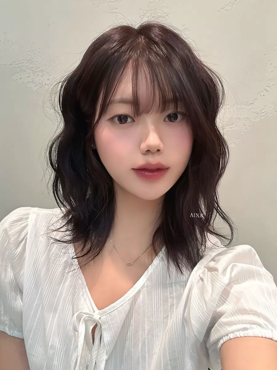 Tóc ngang vai xoăn xù trẻ trung