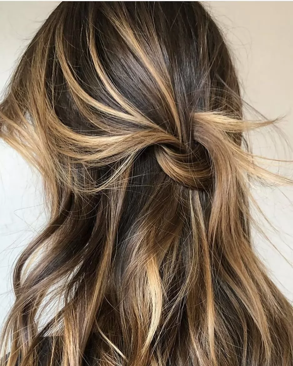 20 màu tóc balayage vàng mới lạ phù hợp cho nhiều phong cách