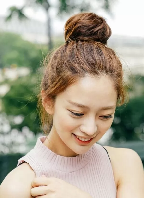 kiểu tóc phù hợp với lứa tuổi học sinh búi củ tỏi