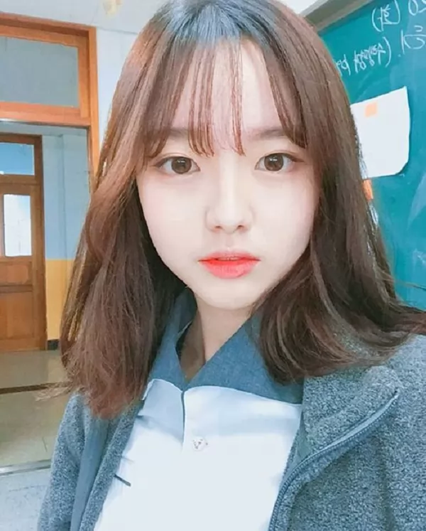 tóc ngang vai mái thưa