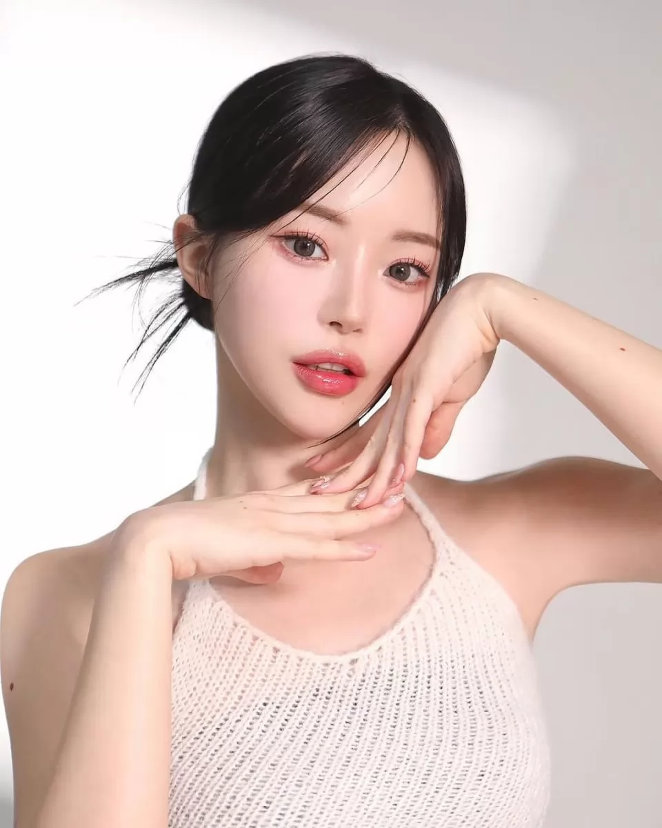 Tóc búi thấp bằng kẹp càng cua