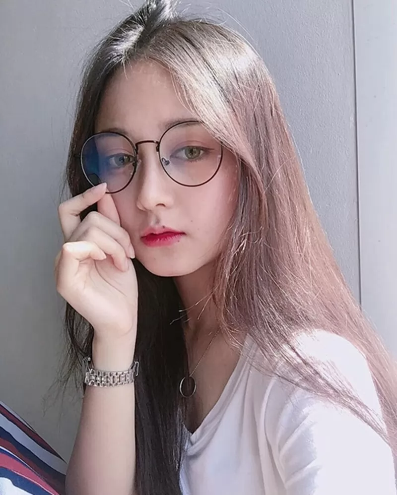 Top 10 kiểu tóc đẹp nhất cho nữ đeo kính thêm sức hút và tự tin