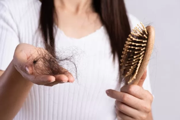 Rụng tóc sau phẫu thuật - Nguyên nhân và Mẹo ngăn ngừa