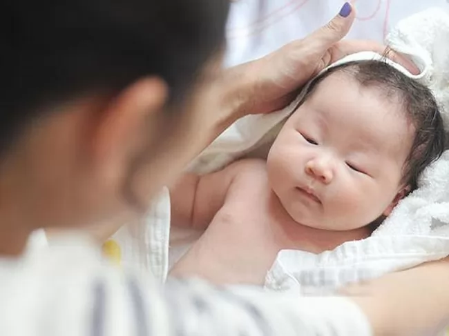 Trẻ bị rụng tóc: Nguyên nhân, triệu chứng và cách điều trị