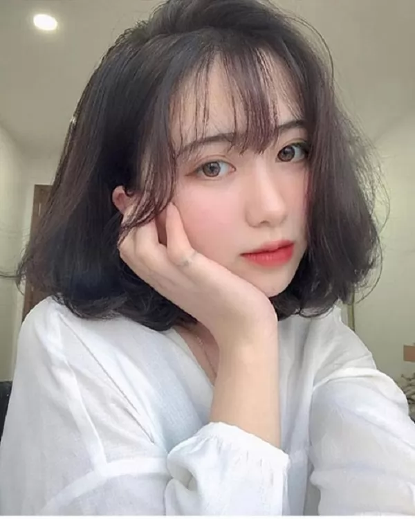 kiểu tóc ngắn xoăn mái bằng