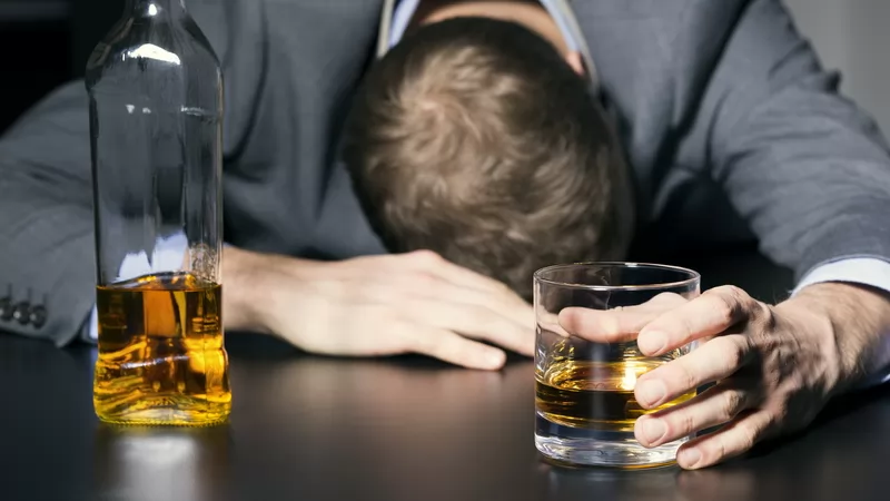 Uống rượu có phải là nguyên nhân gây rụng tóc ở nam giới?