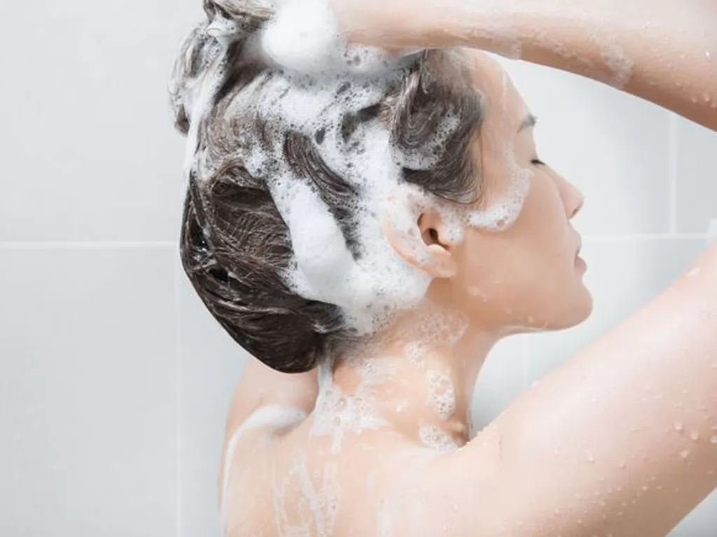 Hướng dẫn chăm sóc tóc sau khi uốn xoăn giữ nếp đẹp và bồng bềnh