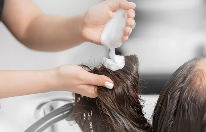 Bạn có đang dùng dầu dưỡng tóc quá mức không?