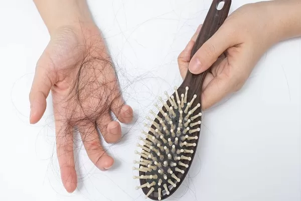 Nguyên nhân rụng tóc thời kỳ mãn kinh và cách khắc phục