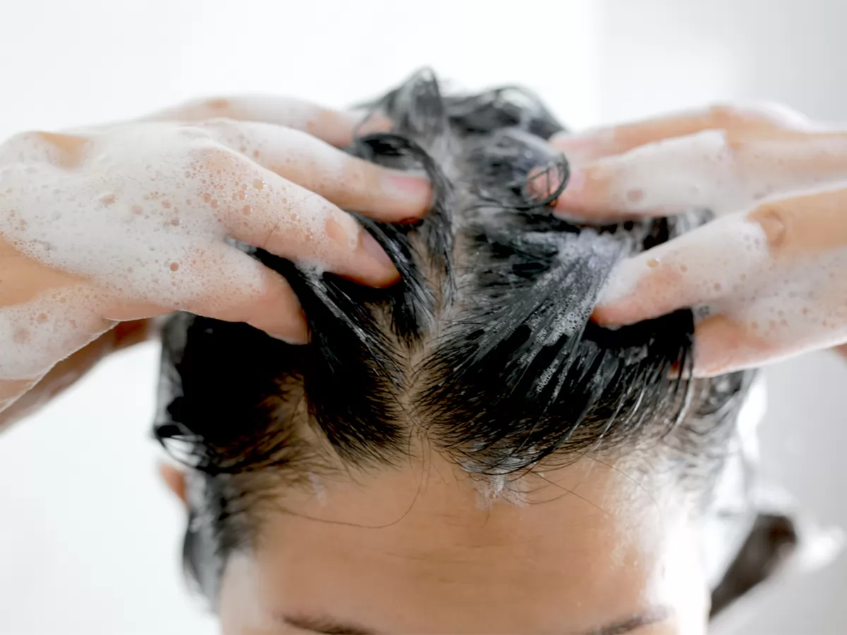 5 Cách dưỡng tóc mềm và bóng mượt như làm ngoài salon