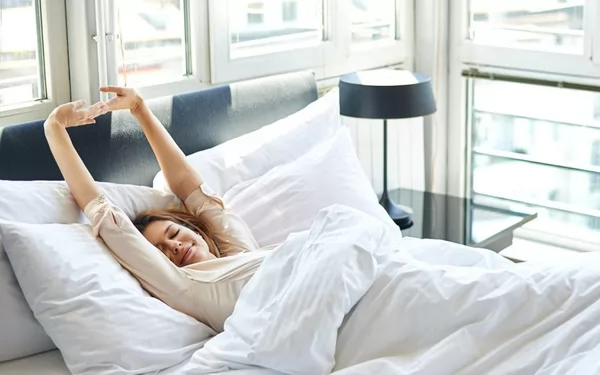 Nguyên nhân khiến tóc bạc sớm là gì? Cách khắc phục tình trạng tóc bạc sớm ở người trẻ