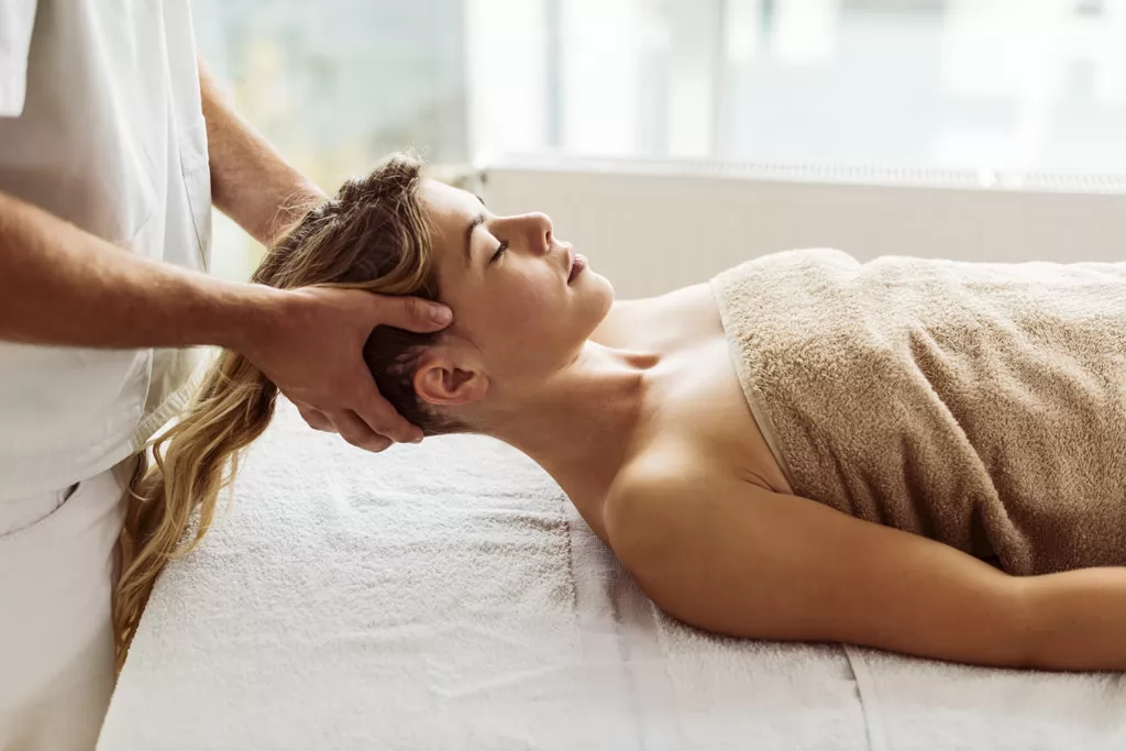 Cách Trị Rụng Tóc Tự Nhiên Bằng Bấm Huyệt